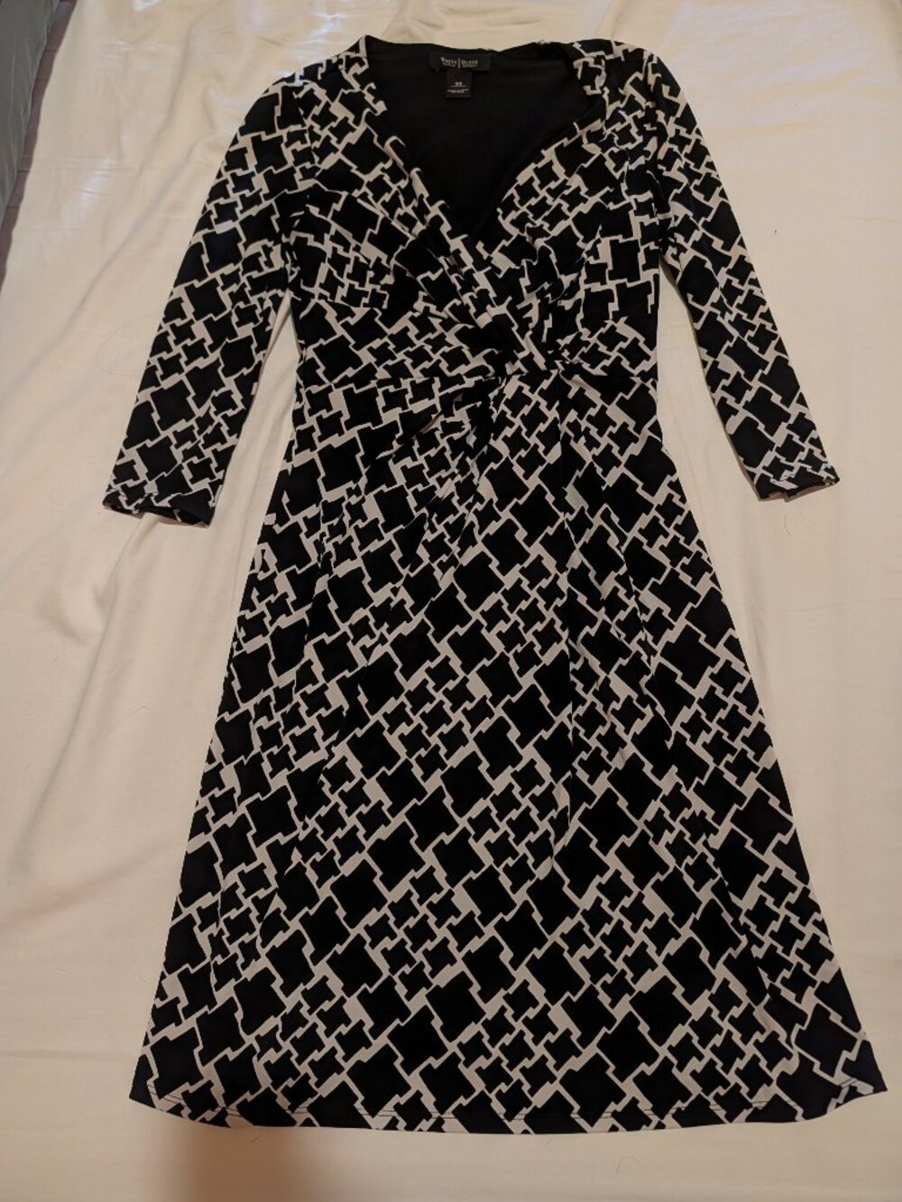 White House Black Market Black & White Geometric Wrap Dress Size 00